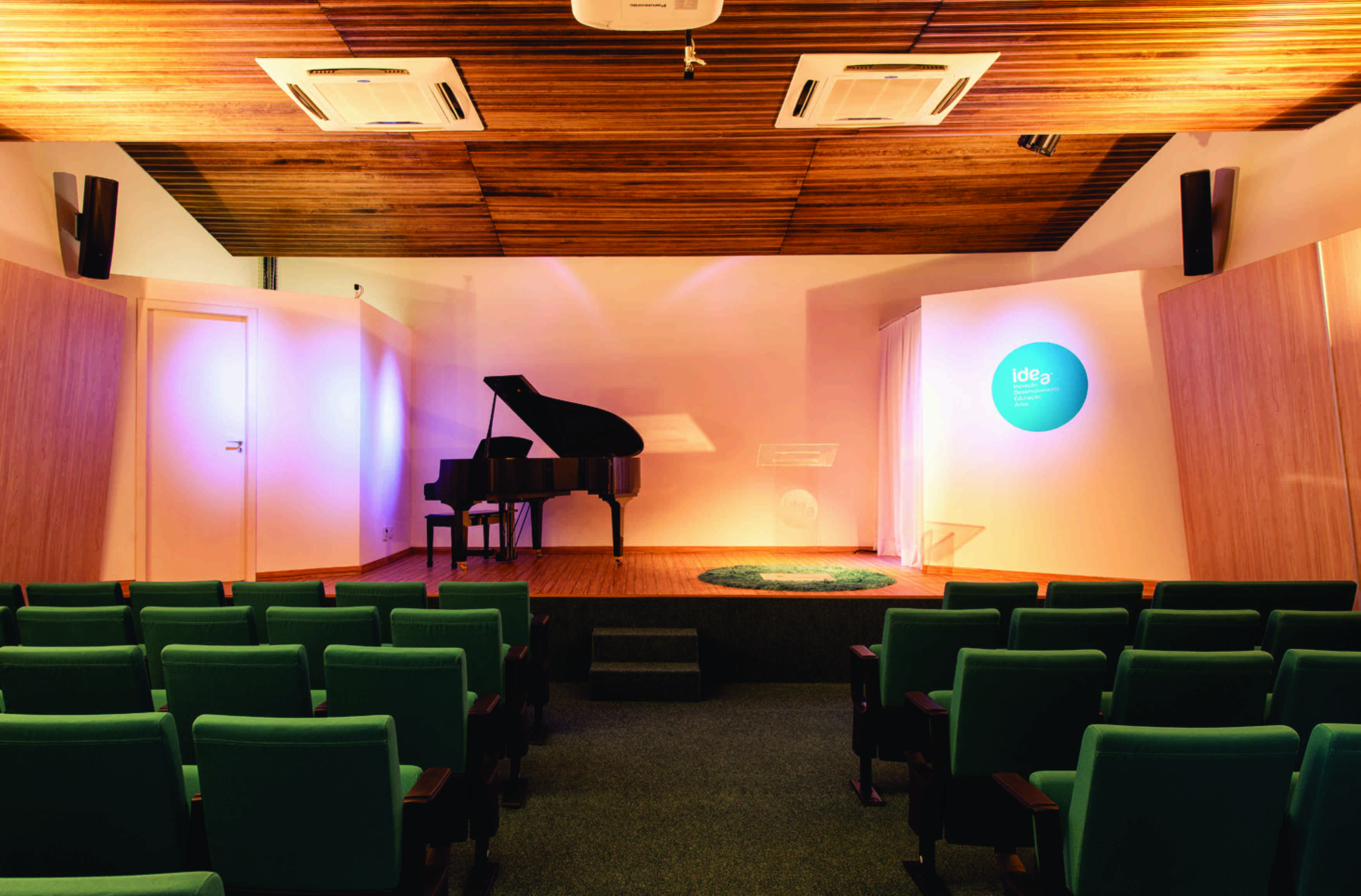 Auditório - vista frontal com piano e plateia