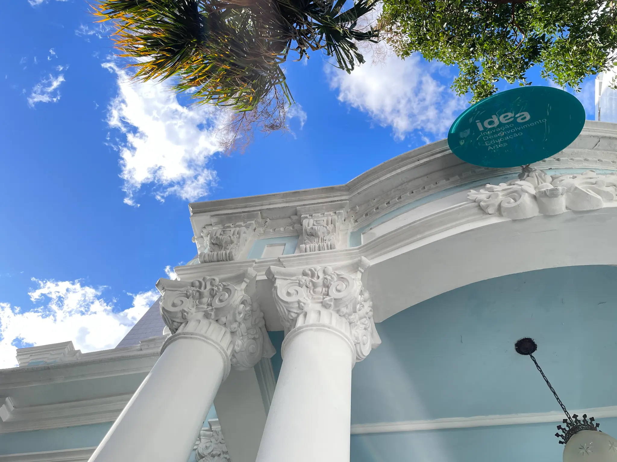 Colunas arquitetônicas do Centro Cultural IDEA contra o céu azul.