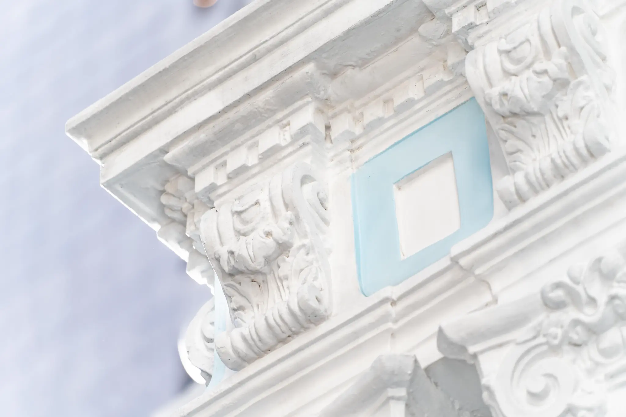 Detalhe arquitetônico da fachada do Centro Cultural IDEA com ornamentos e colunas.