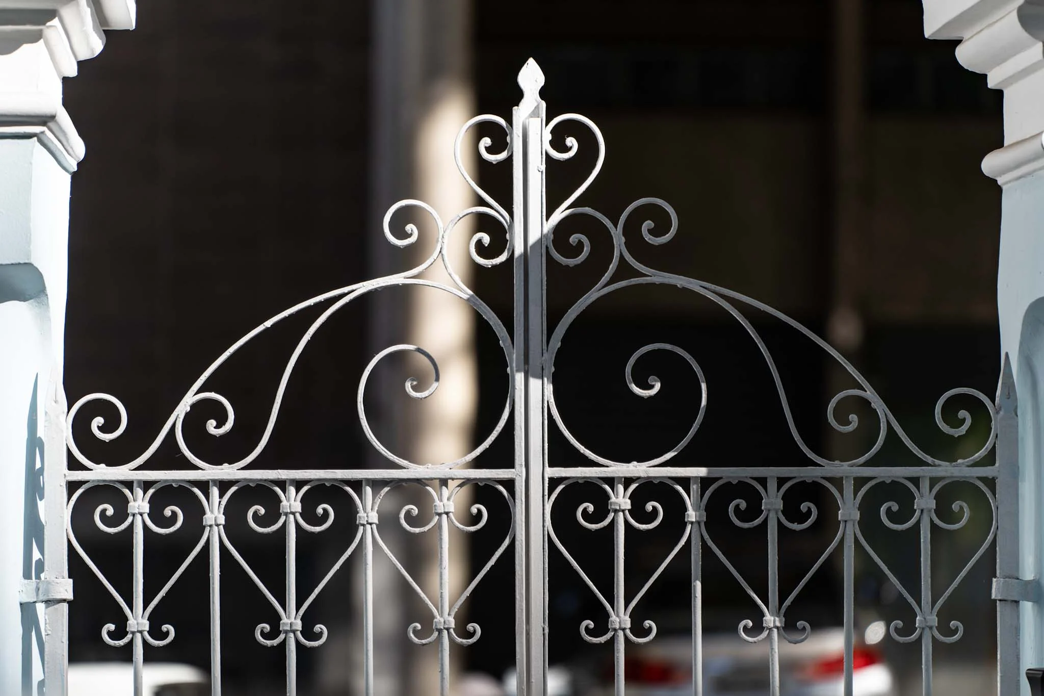 Detalhe ornamentado do portão de entrada do Centro Cultural IDEA.