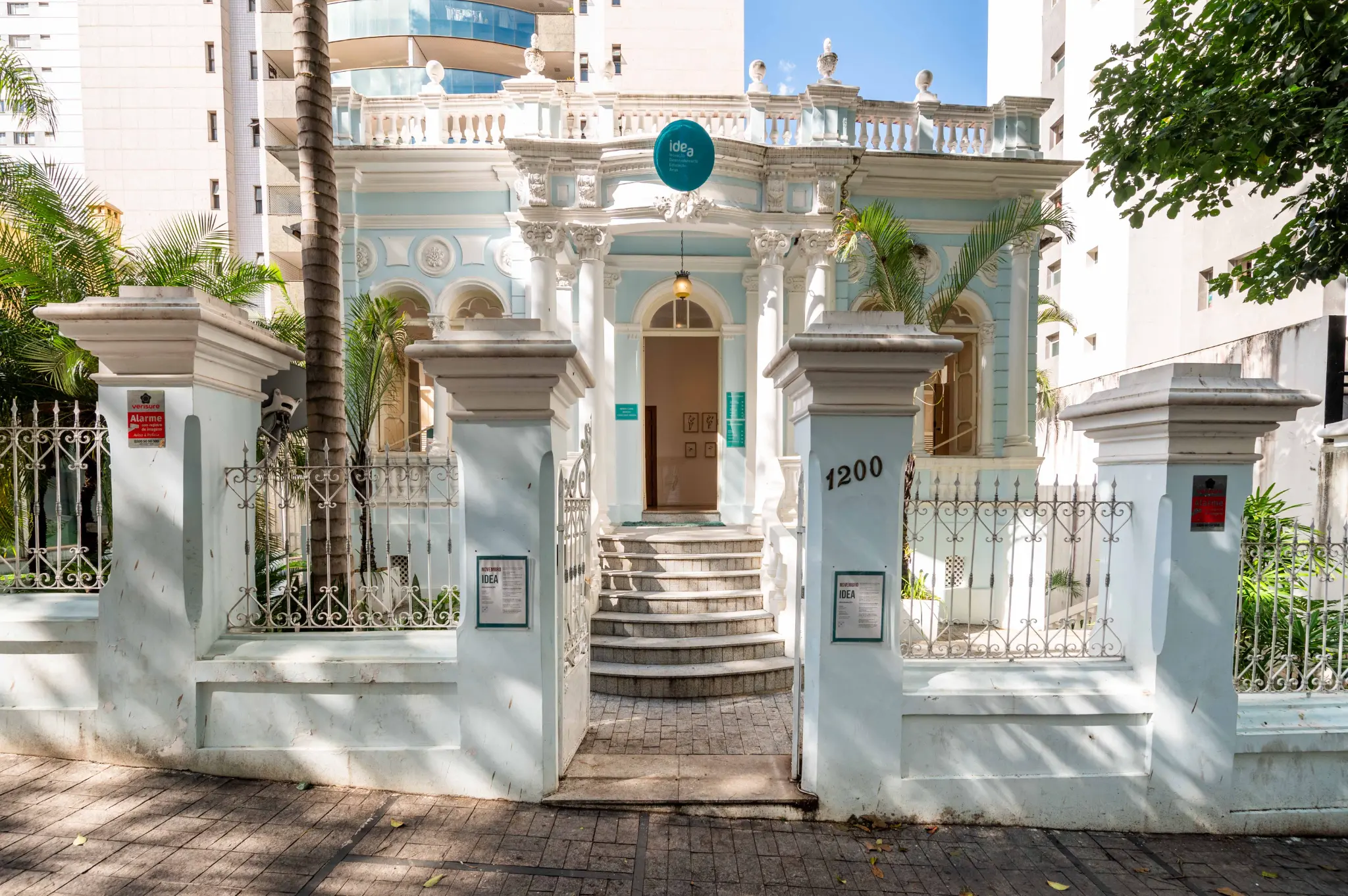 Fachada do Centro Cultural IDEA durante o dia.