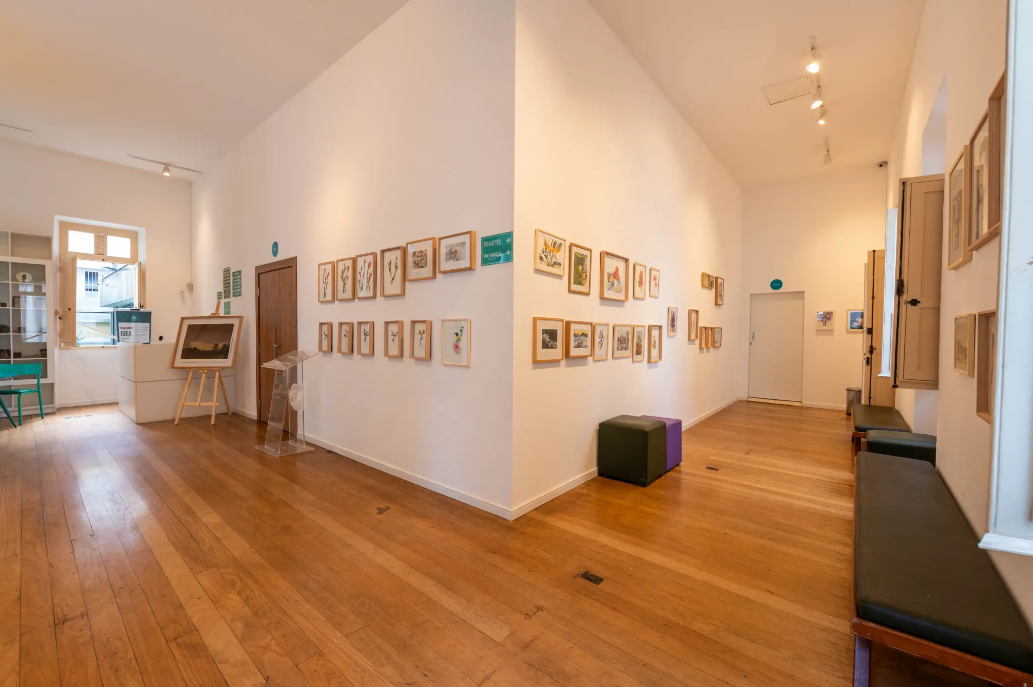 Ambiente interno de galeria com obras expostas nas paredes do Centro Cultural IDEA.