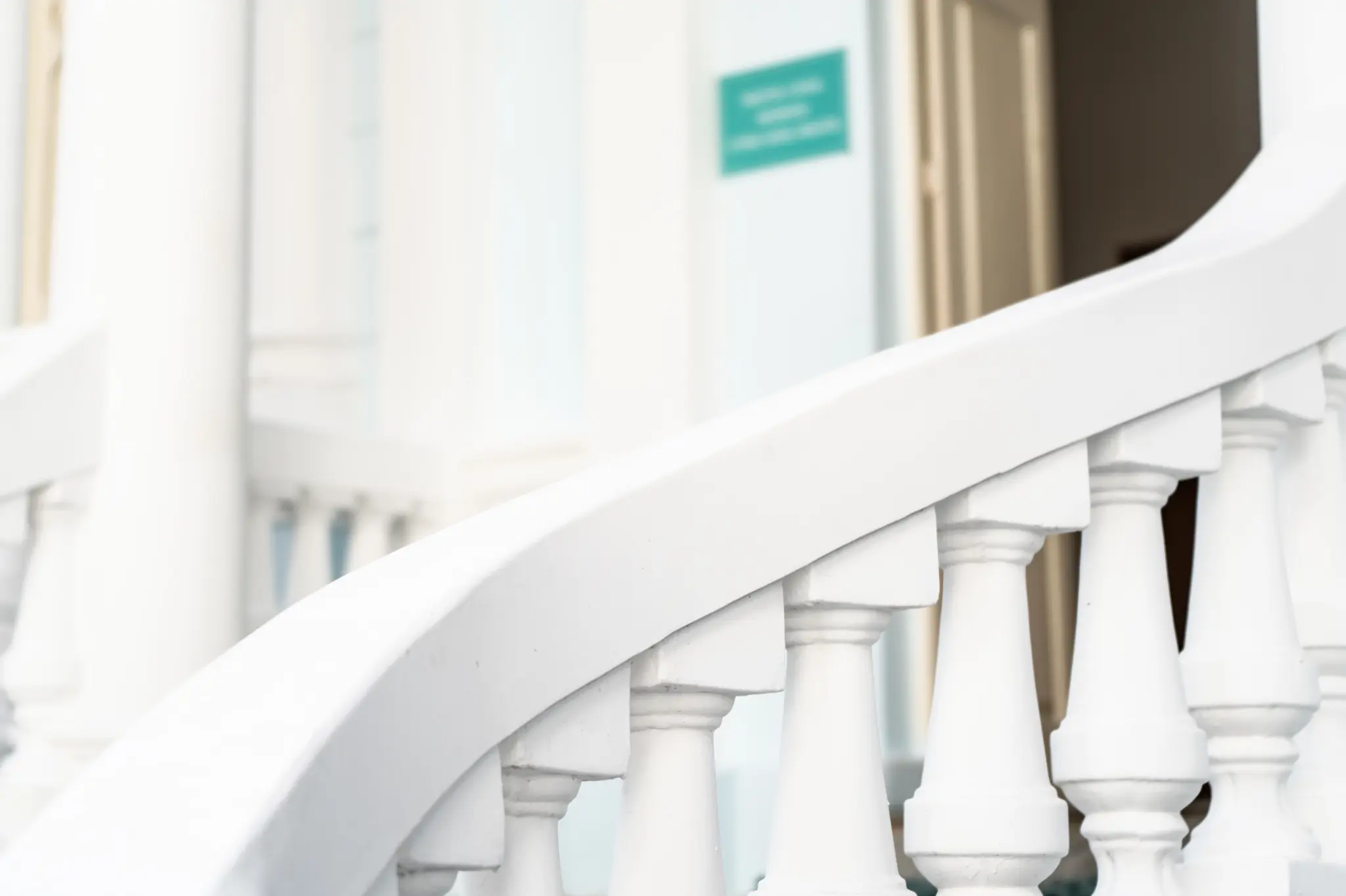 Detalhe do hall e da escada de entrada do Centro Cultural IDEA.