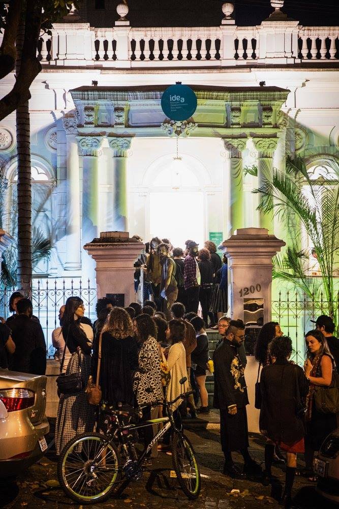 Entrada do Centro Cultural IDEA com portão e escada de acesso.