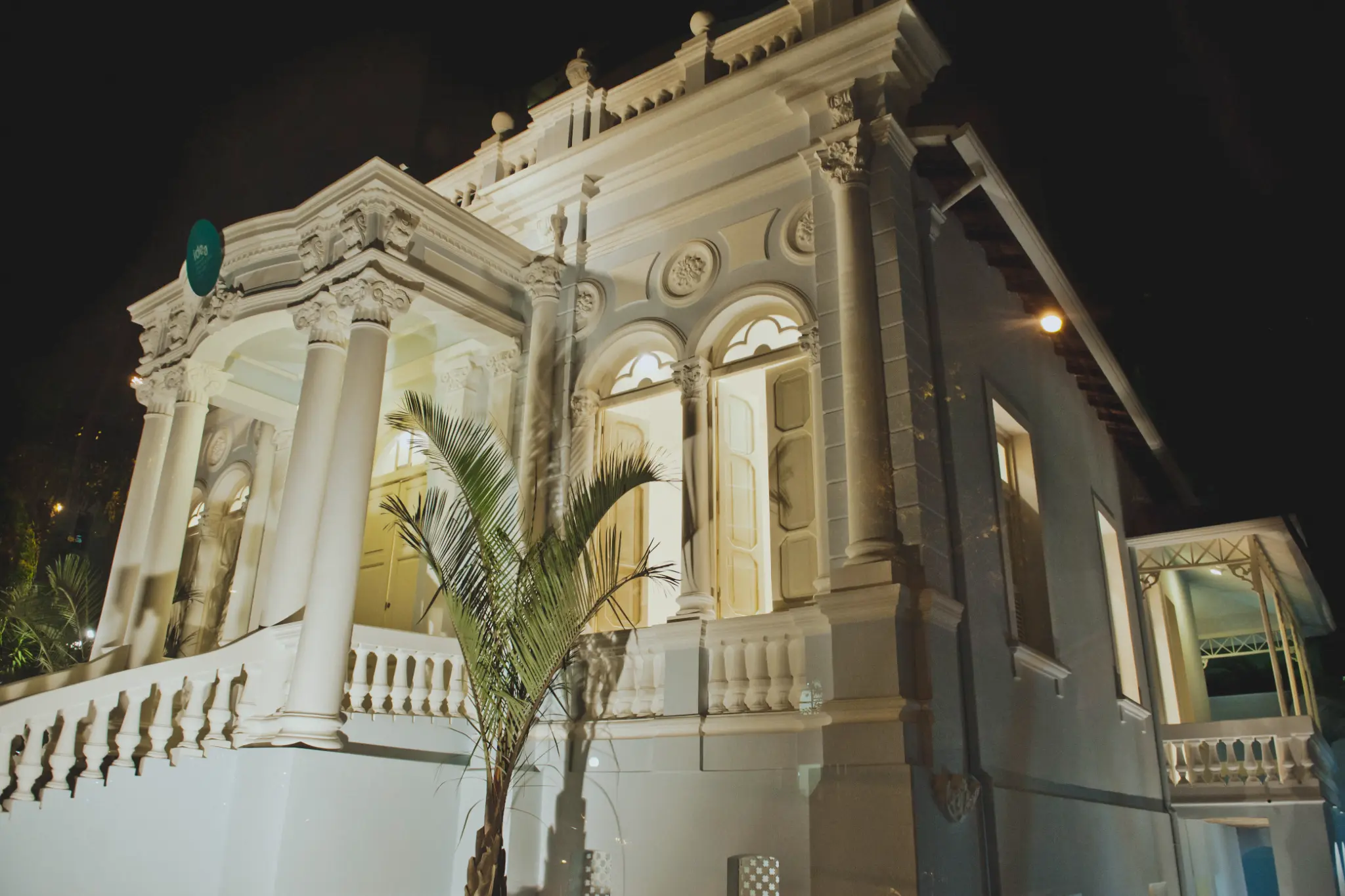 Fachada Noturna do Casarão IDEA