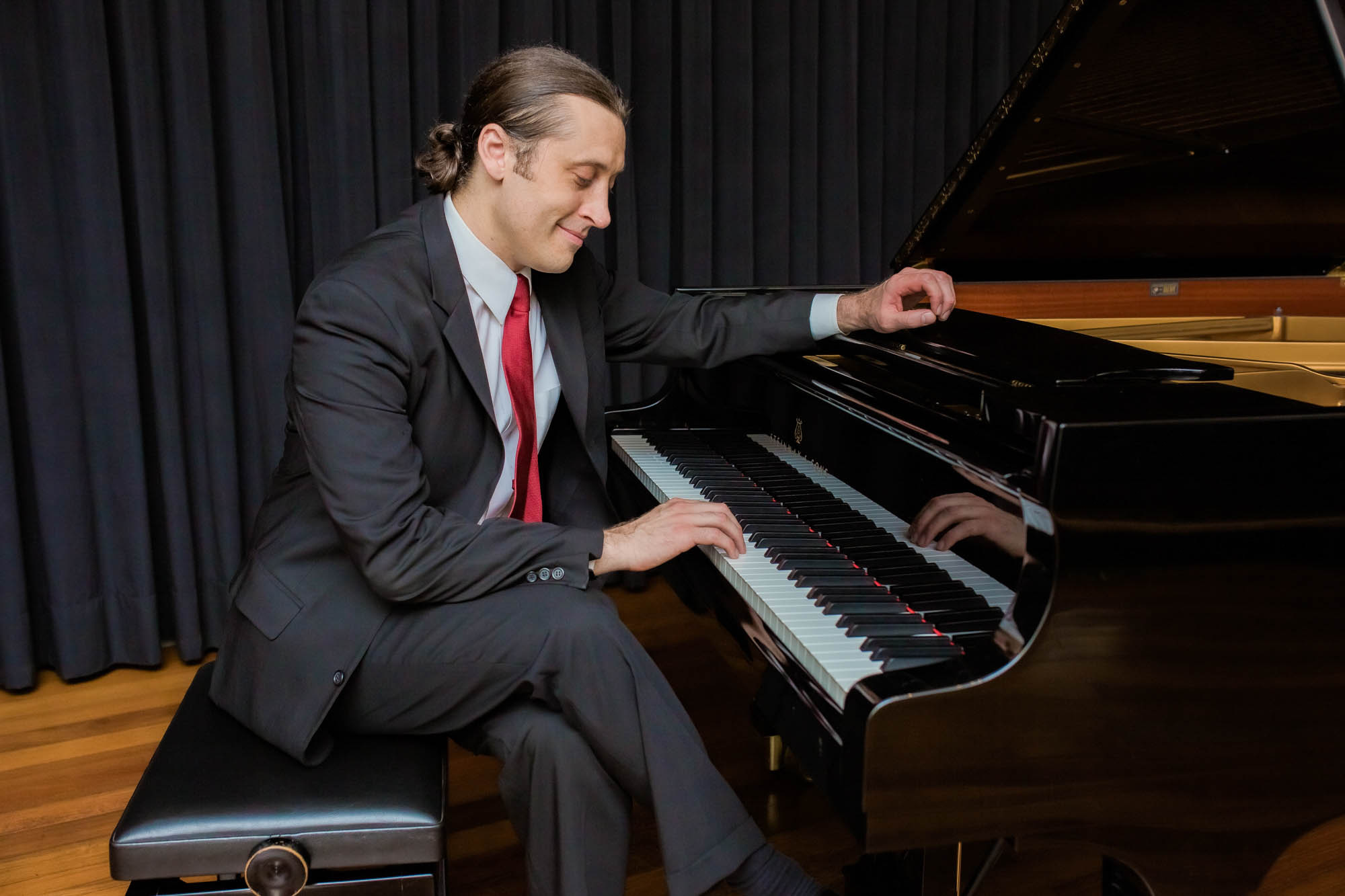 Evan Megaro ao piano.