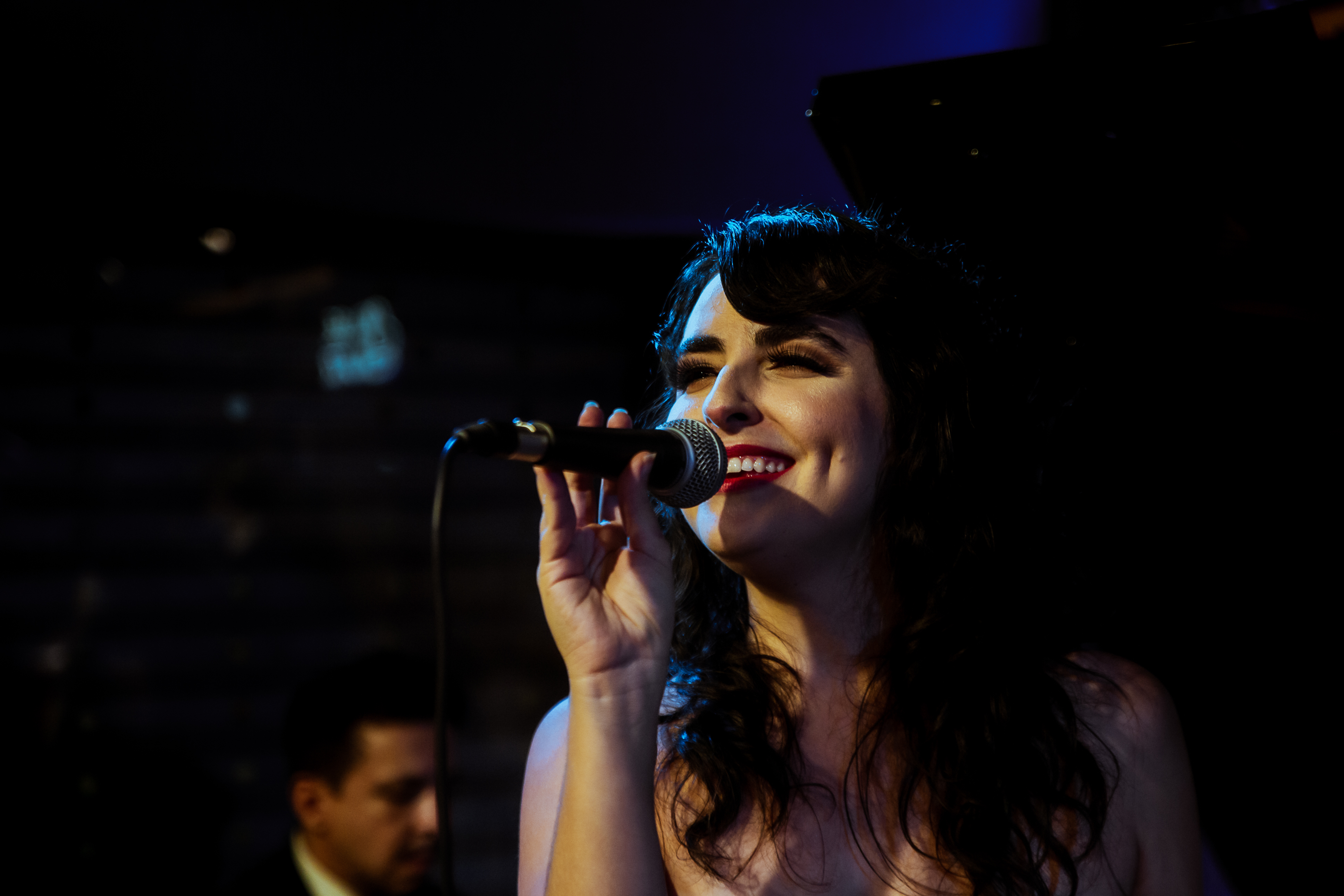 Izza cantando ao microfone.