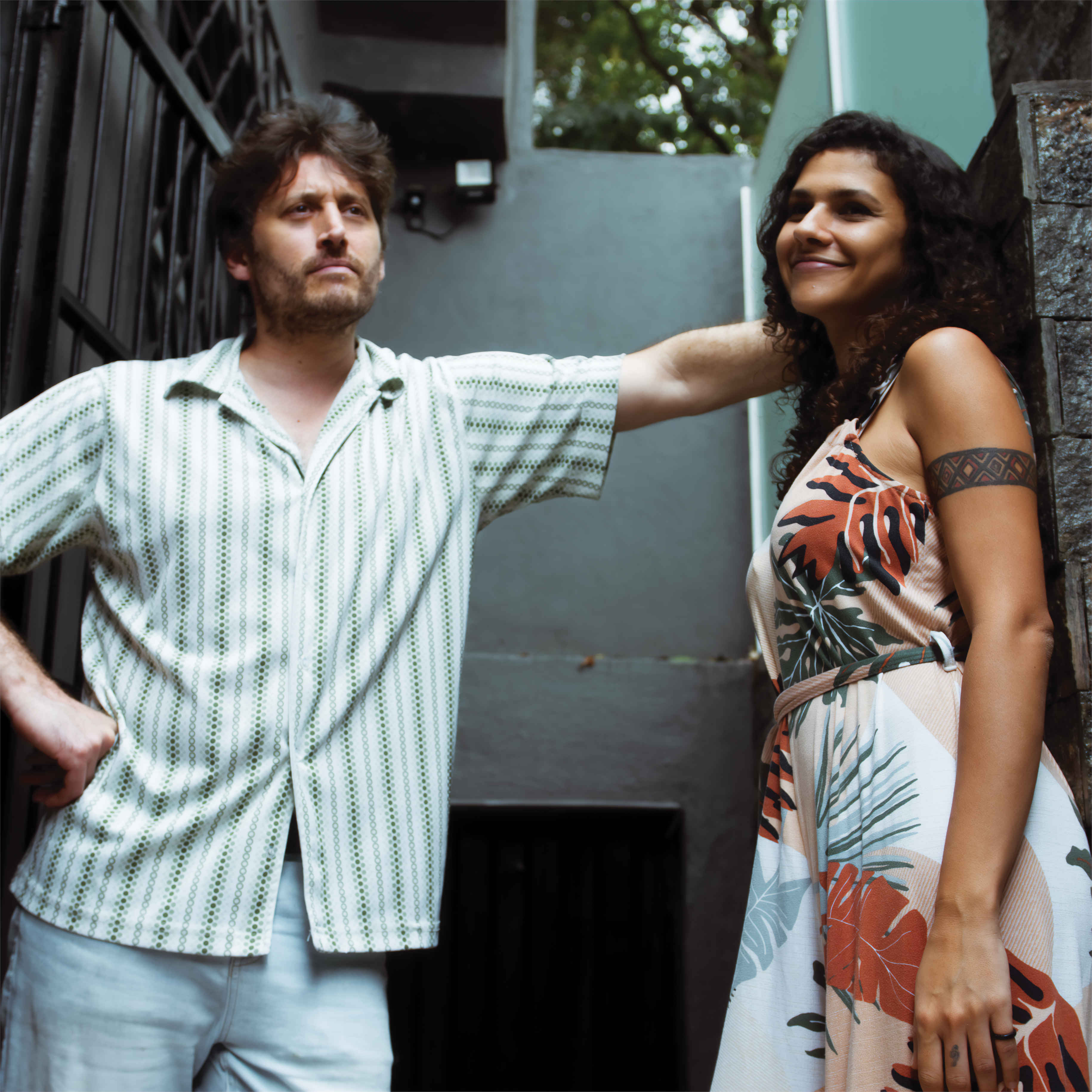 Bárbara Barcellos e Evan Megaro juntos em uma área externa.